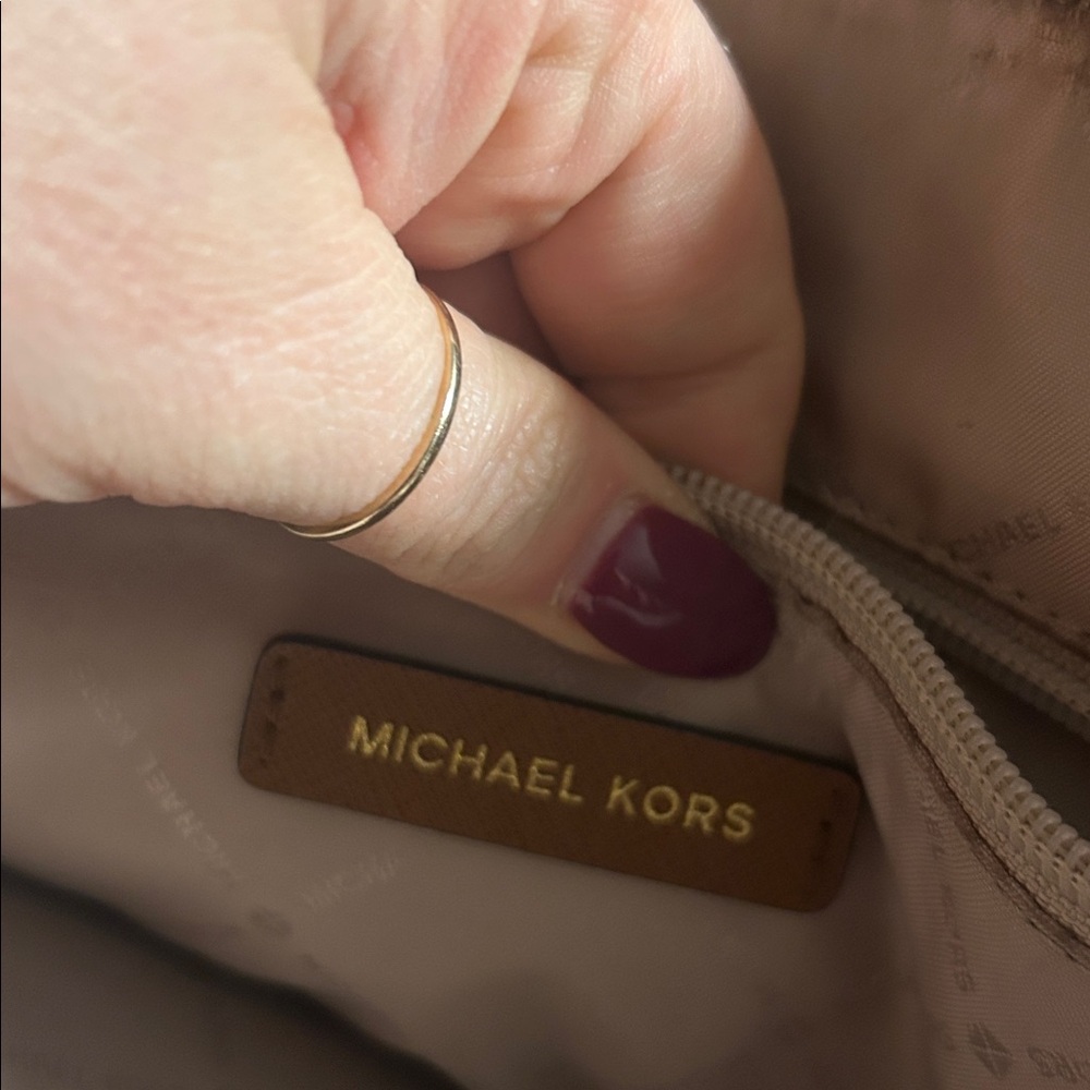 Michael Kors Cindy large dome satchel in the signature logo vanilla print canvas - Picture 5 of 8